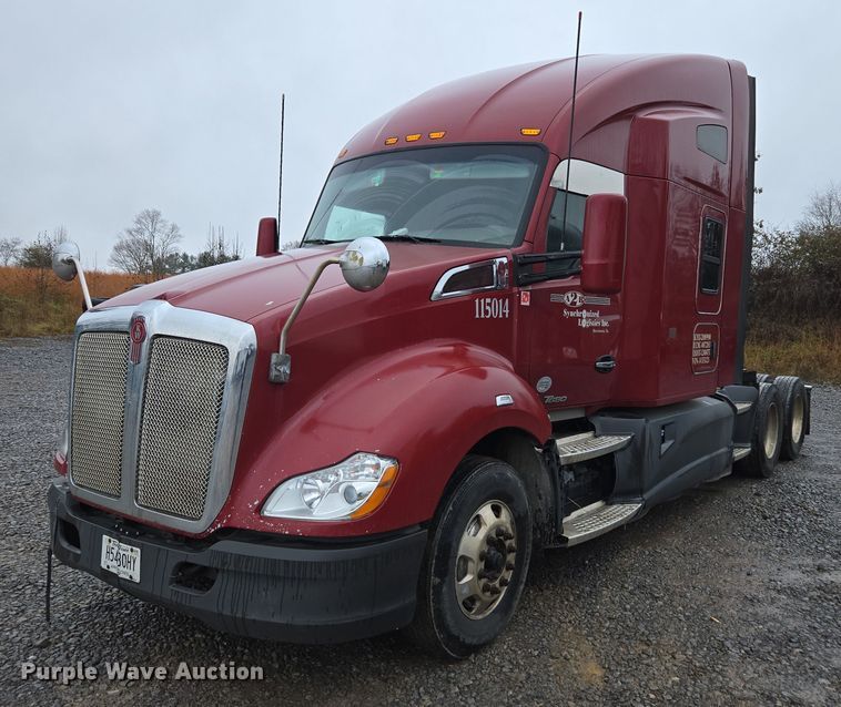 2015 Kenworth T680 semi truck - DU2560