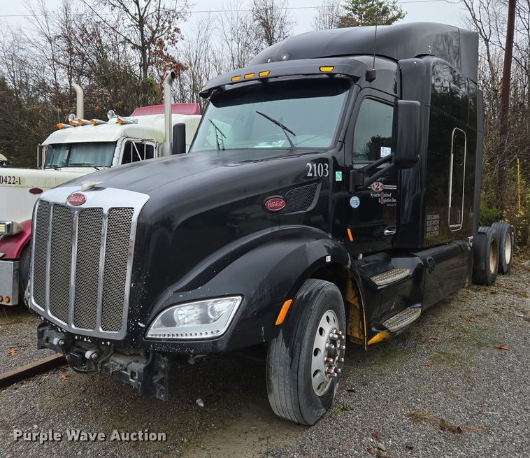 2015 Peterbilt 579 semi truck - DU2562