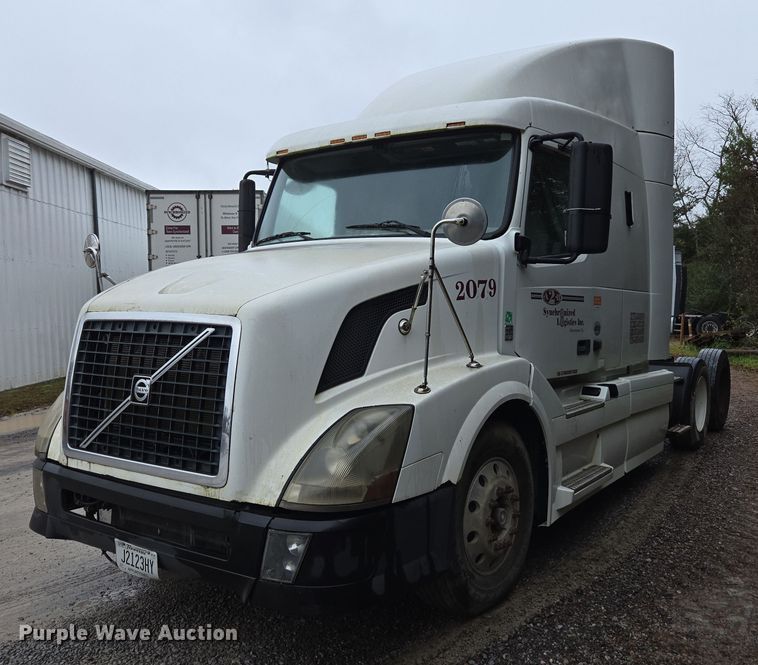 2011 Volvo VNL semi truck - DU2564