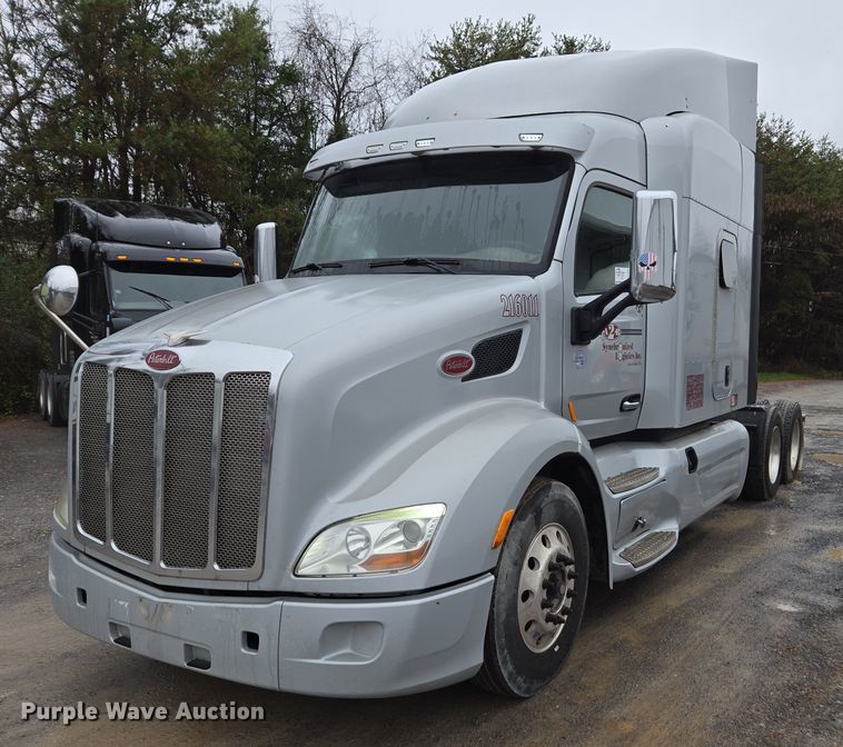 2016 Peterbilt 579 semi truck - DU2565