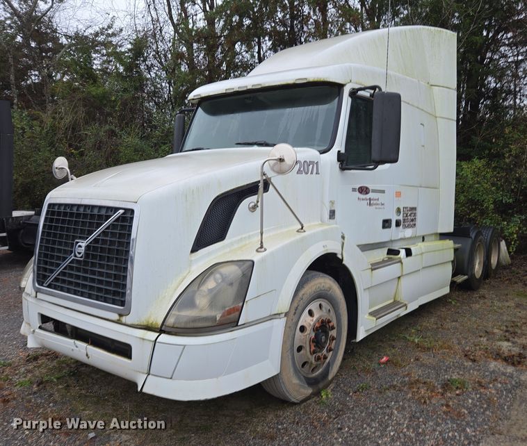 2012 Volvo VNL semi truck - DU2566