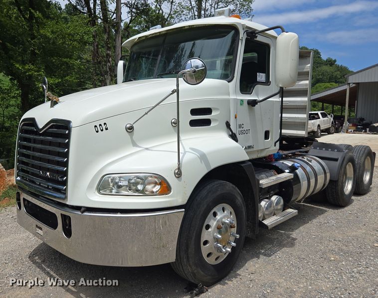 2014 Mack CXU613 semi truck - DU7943