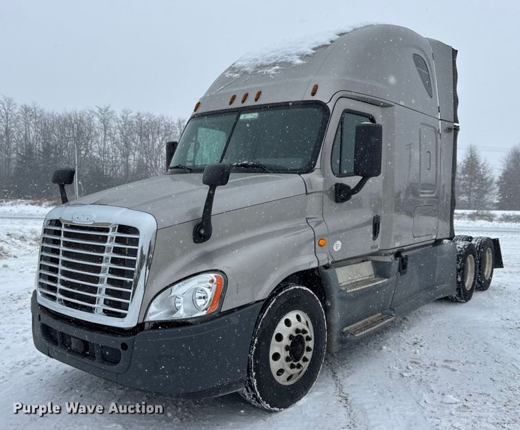 2016 Freightliner Cascadia semi truck - DW6683