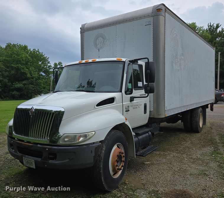 2003 International 4200 box truck - DW7054