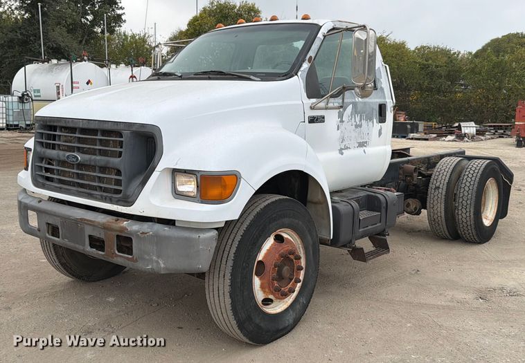 2000 Ford F750 truck cab and chassis - DX5885
