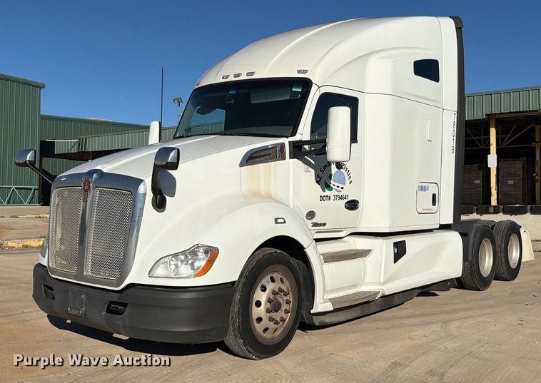 2018 Kenworth T680 semi truck - DX5905