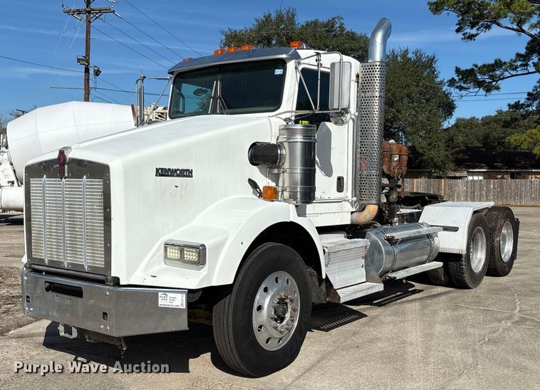 2008 Kenworth T800 semi truck - EA7123