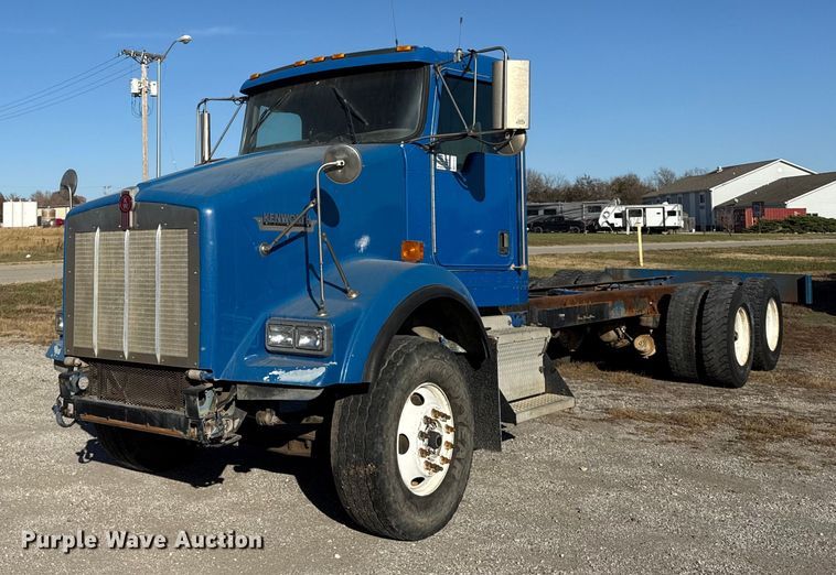 2006 Kenworth T800 semi truck - EC4475