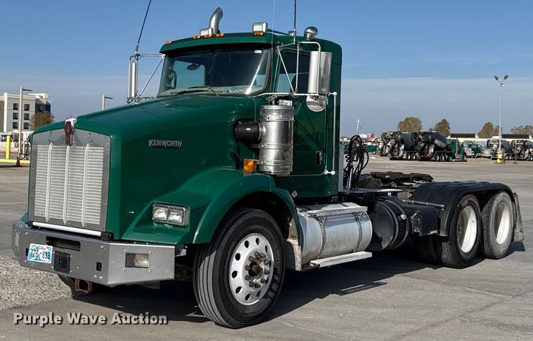 2017 Kenworth T800 semi truck - EE3412