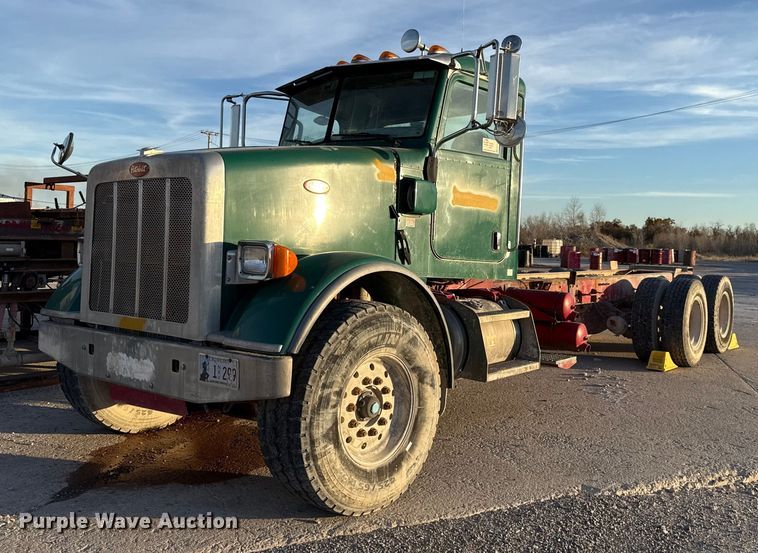 2011 Peterbilt 365 truck cab and chassis - EE3429