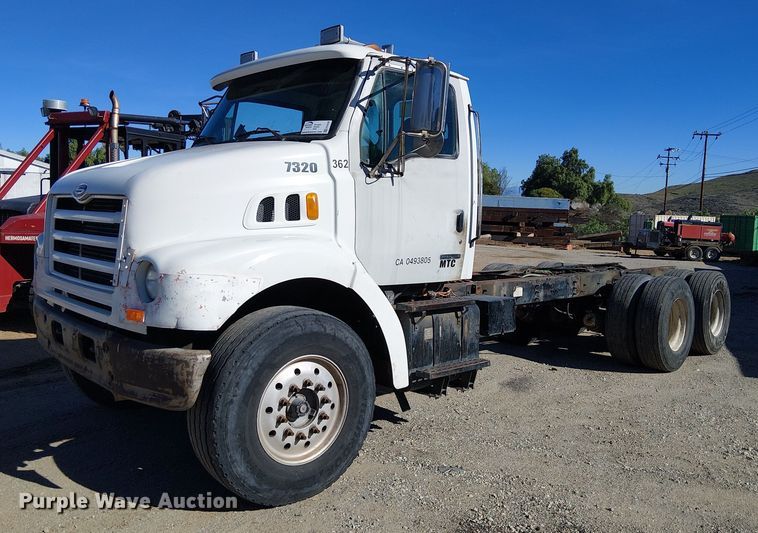 2000 Sterling L7500 truck cab and chassis - EE5026