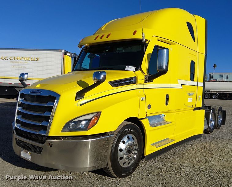 2023 Freightliner Cascadia semi truck - EE5028