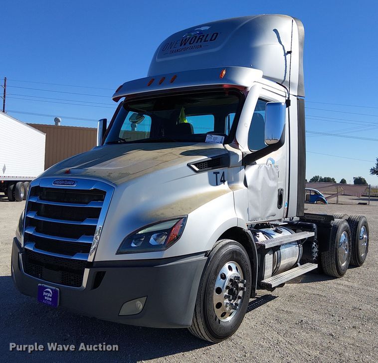 2020 Freightliner Cascadia semi truck - EE5042