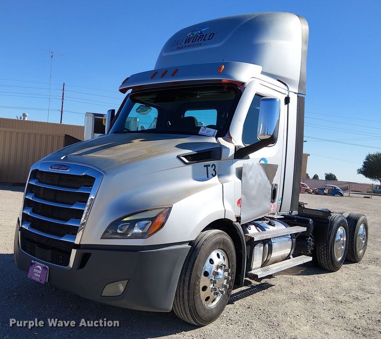 2020 Freightliner Cascadia semi truck - EE5043