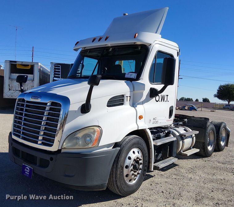 2016 Freightliner Cascadia semi truck - EE5044