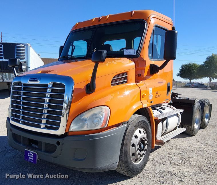 2012 Freightliner Cascadia semi truck - EE5045