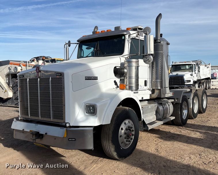 2007 Kenworth T8 Series semi truck - EF6085