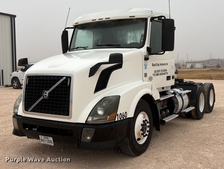 2013 Volvo VNL semi truck - EF6249