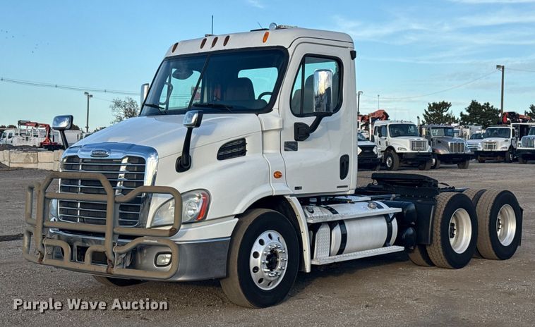 2012 Freightliner Cascadia 113 semi truck - EG1752