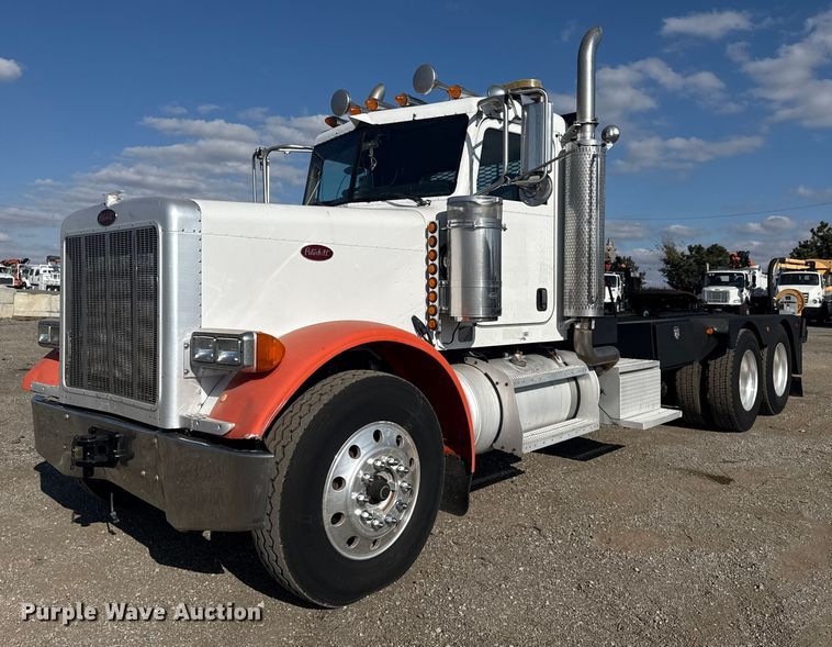 2005 Peterbilt 379 semi truck - EG1762
