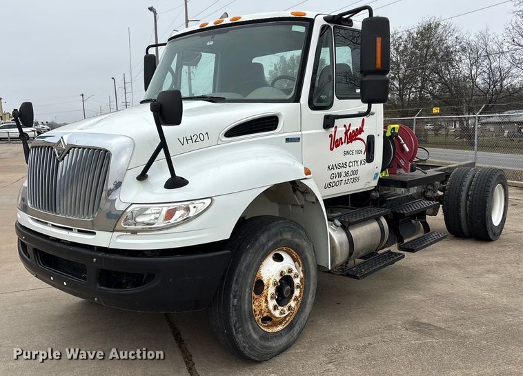2009 International 4400 truck cab and chassis - EG8311