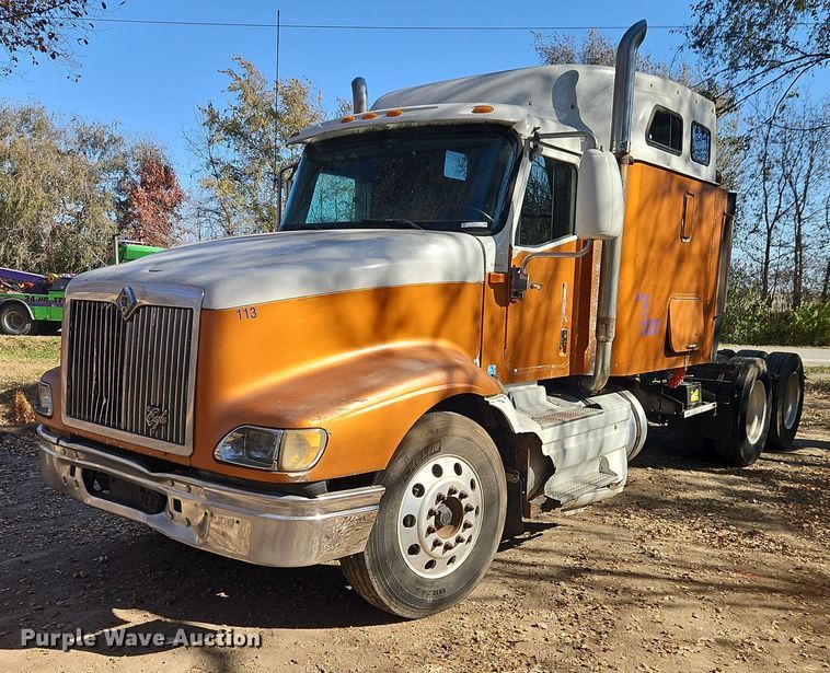 2000 International 9400i semi truck - EO4818