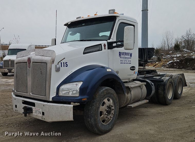 2015 Kenworth T880 semi truck - EO4875
