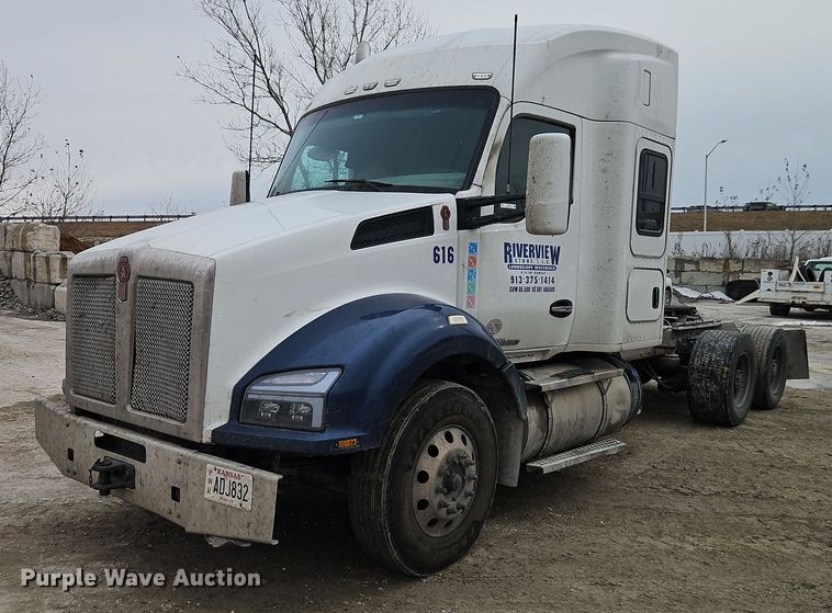 2016 Kenworth T880 semi truck - EO4876