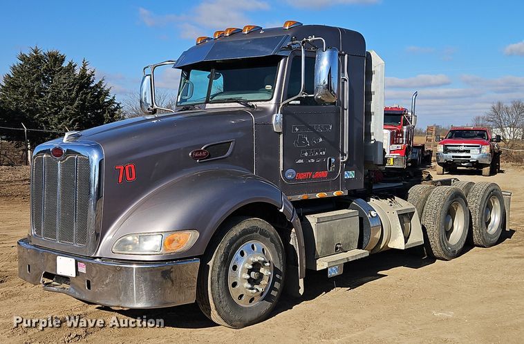 2013 Peterbilt 386 semi truck - EO4884