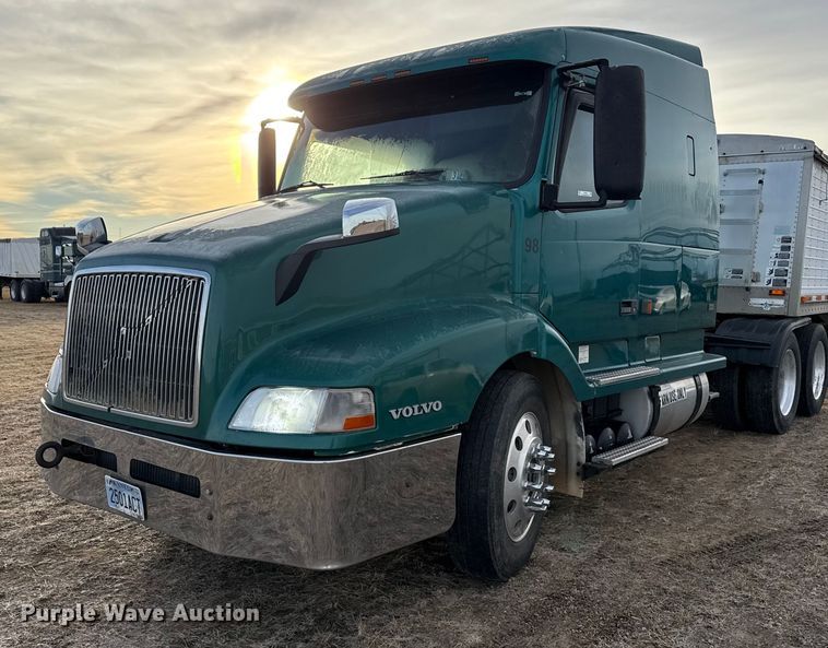 1998 Volvo VN semi truck - EP2639