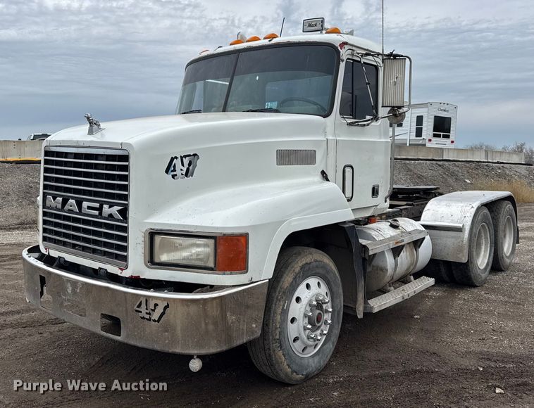 1994 Mack CH613 semi truck - ER0300