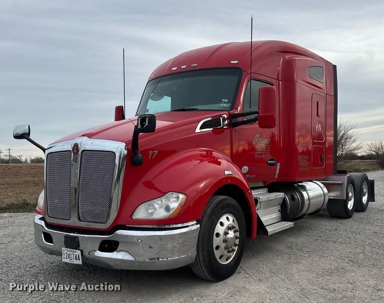 2019 Kenworth T680 semi truck - ET4024