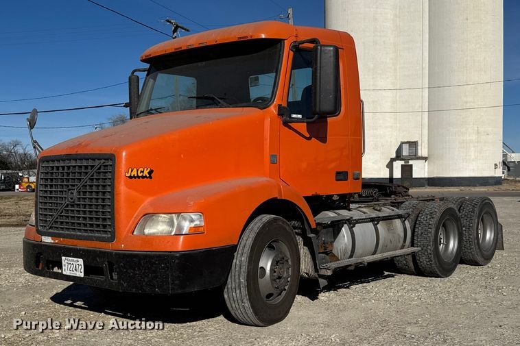 2008 Volvo VNM semi truck - ET4039