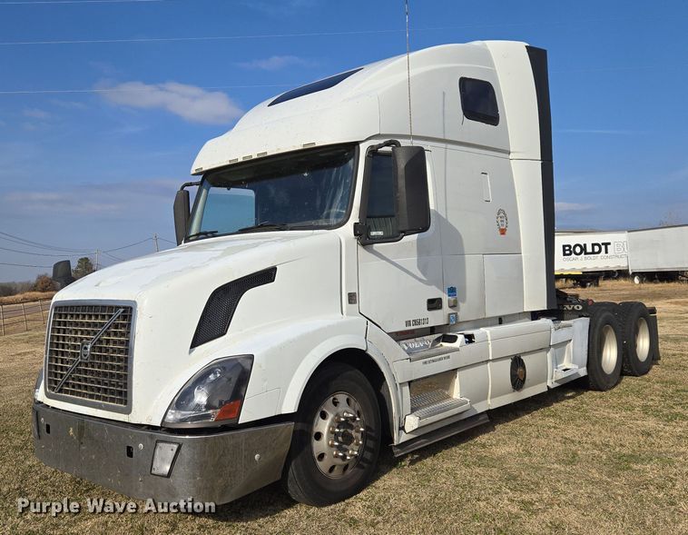 2012 Volvo VNL semi truck - ET5355