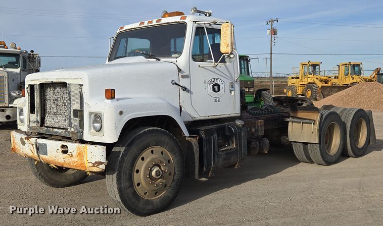 1982 International 2575 winch truck - ET5363