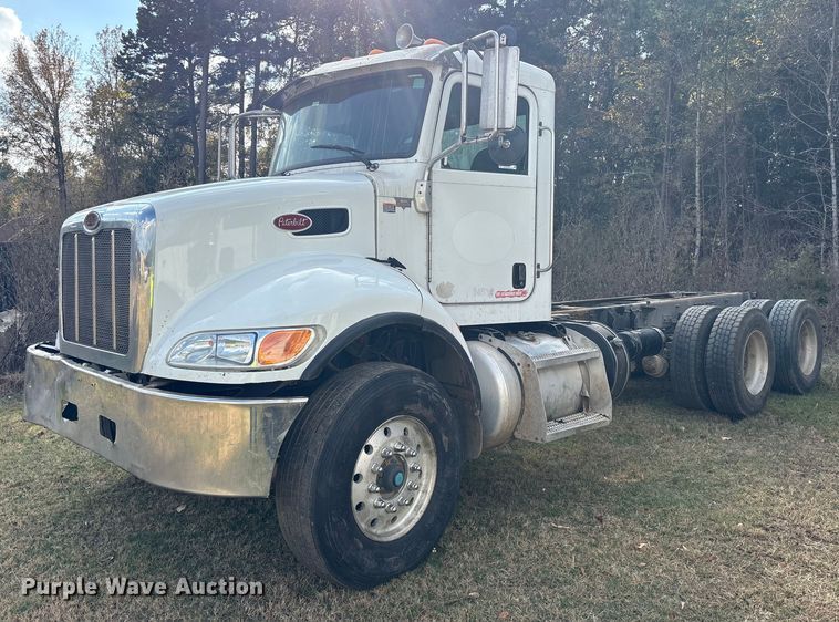 2016 Peterbilt 348 truck cab and chassis - ET7309