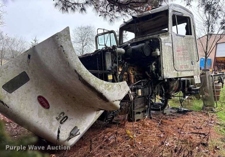 2004 Peterbilt 385 truck cab and chassis - ET7321
