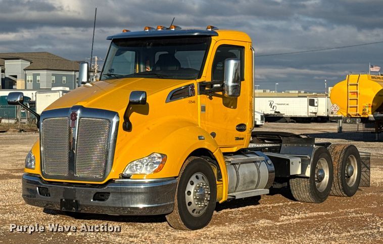 2022 Kenworth T680 semi truck - EU5474