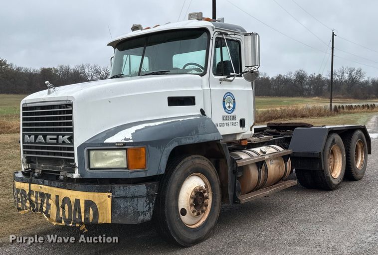 2003 Mack CH600 semi truck - EU5477