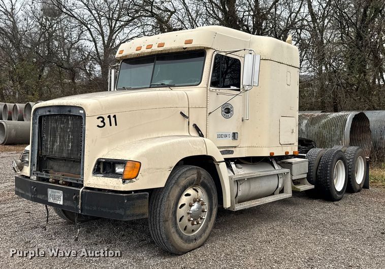 1996 Freightliner FLD112 semi truck - EU5483