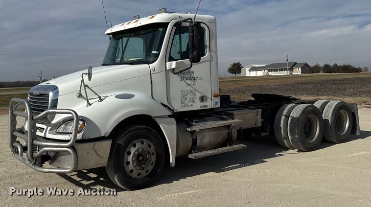 2001 Freightliner Columbia semi truck - EU6408