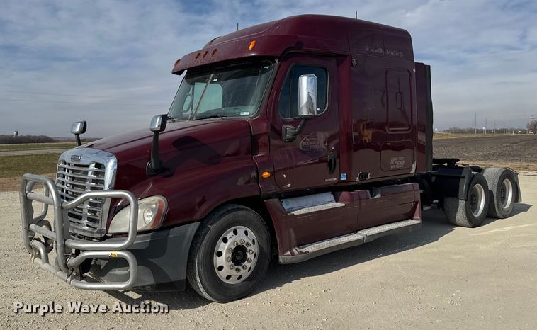 2011 Freightliner Cascadia semi truck - EU6409