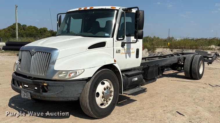 2002 International 4300 truck cab and chassis - EU7034