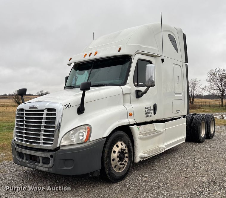 2013 Freightliner Cascadia 125 semi truck - EV3367