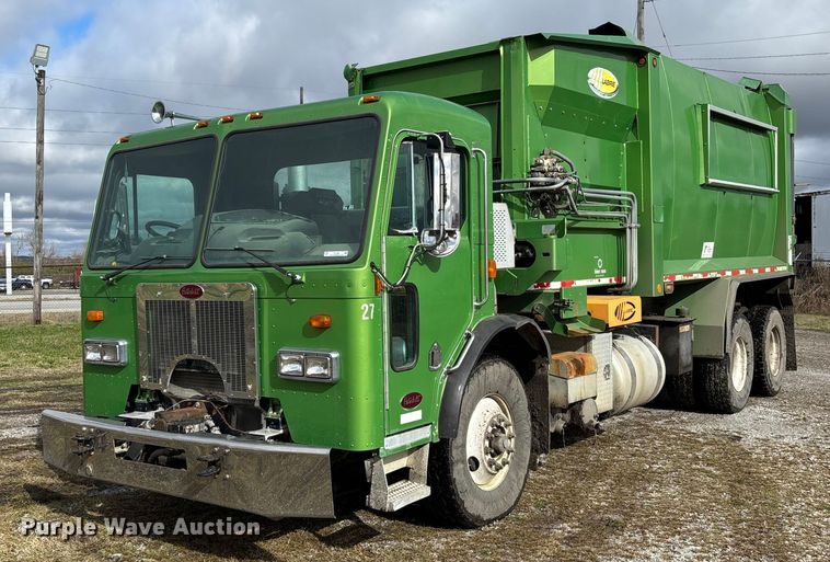 2009 Peterbilt 320 refuse truck - EV3382
