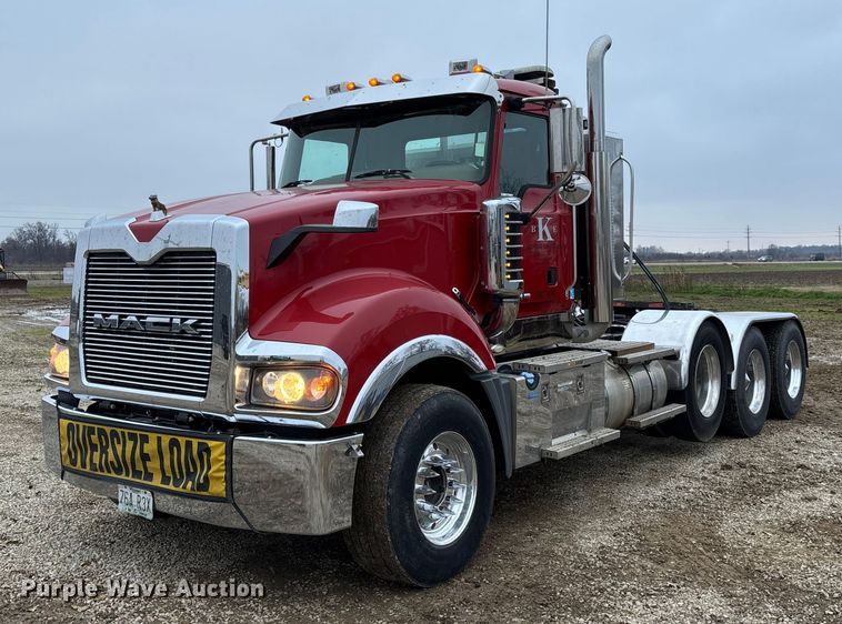 2014 Mack Titan TD713 semi truck - EV3415