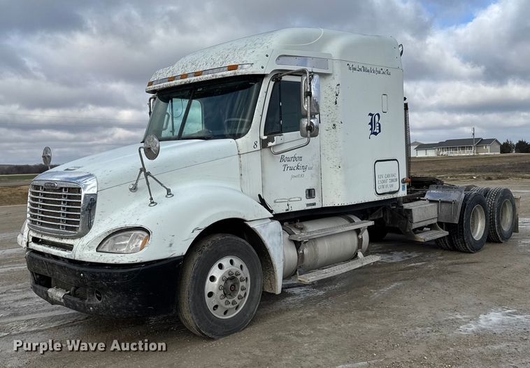 2004 Freightliner Columbia semi truck - FB0490