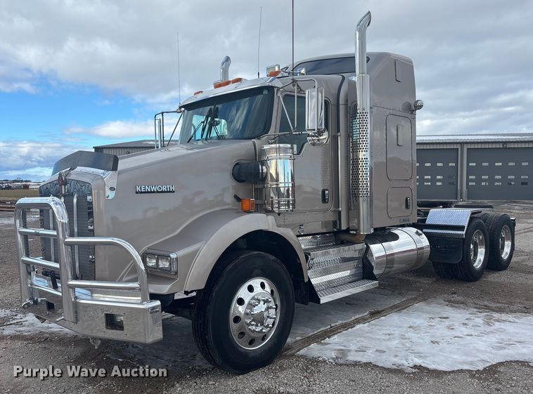 2012 Kenworth T800 semi truck - FG1545