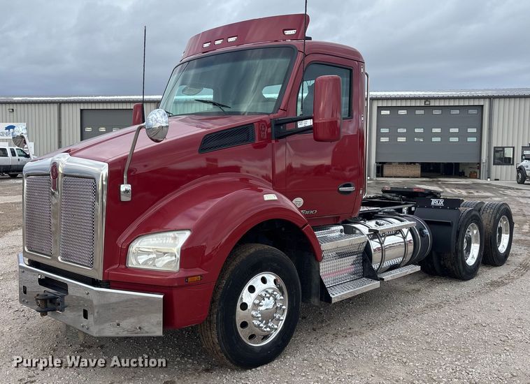 2018 Kenworth T880 semi truck - FG1546