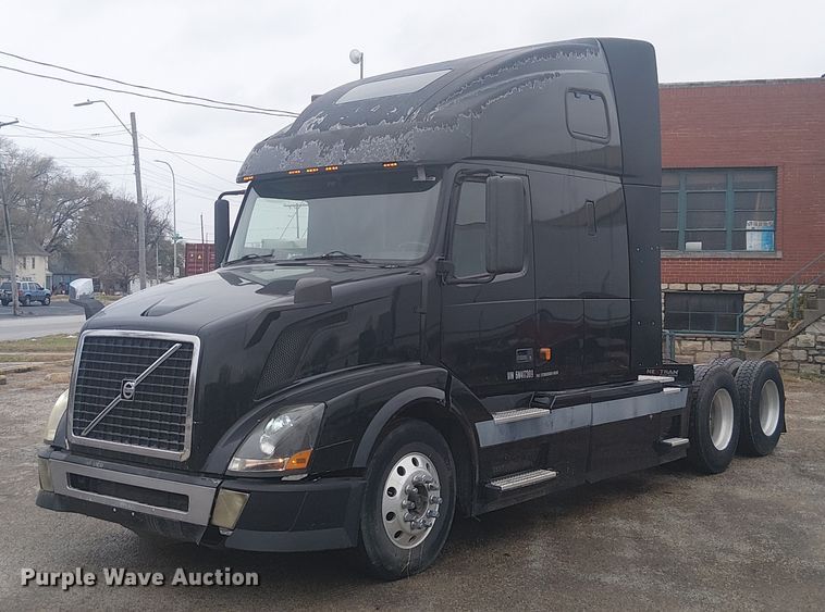 2006 Volvo VN semi truck - FK0693